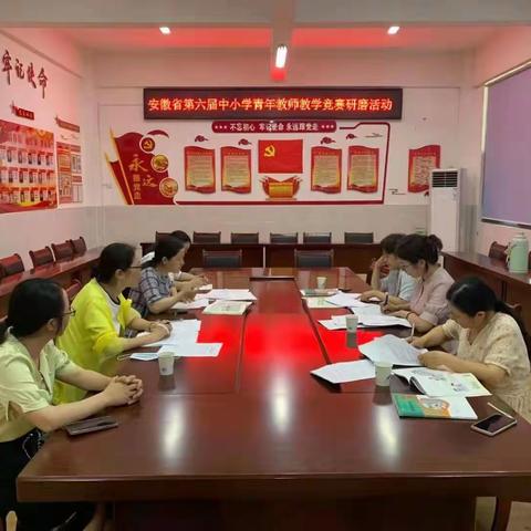 骄阳似火磨课忙  盛夏如炉劲头旺