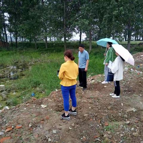 市爱卫办检查组冒雨到西城区检查病媒生物防治情况。