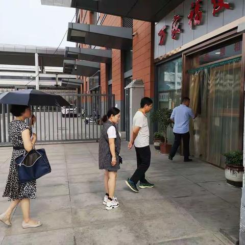 漯河市爱卫办宋主任和汪科长到西城区检查病媒生物防制工作，由西城区社会事业管理局武局长、李主任全程陪同。