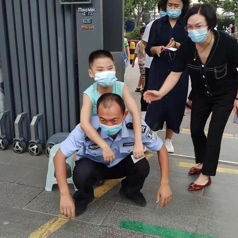 助人为乐暖人心——赵峰警官帮助受伤学生进行核酸检测