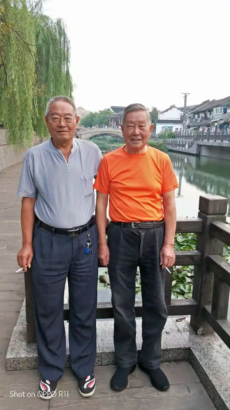 今天是，我爷爷的忌日，兄弟姐妹五个人相聚在七宝一日