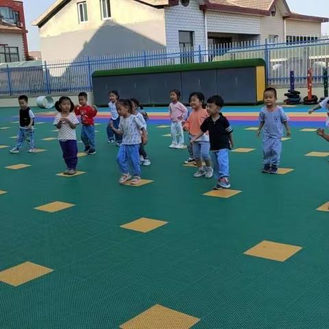 武安三幼中三班体智能“多彩的吊桥”活动掠影