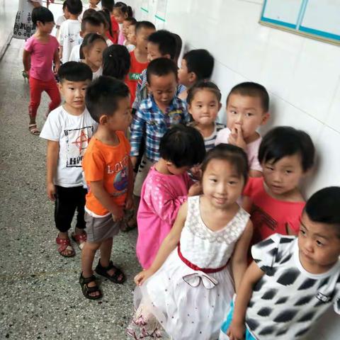 看庄镇王楼小学幼儿园“健康体检，快乐成长每一天”。