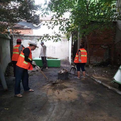 馨飞雪公司在鹦鹉街清理共享单车及在社区清理建渣杂物、清洗路面日记一