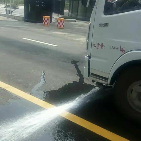 馨飞雪公司在鹦鹉街夹河社区、桥机社区等多个社区内清理建渣杂物及清洗辖区路面油污日记第二天