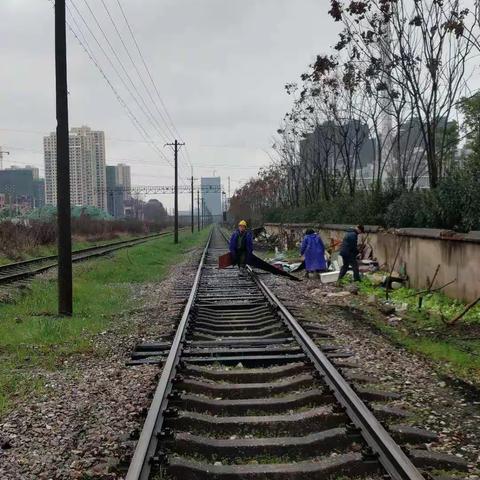 迎接军运会，鹦鹉街全力打造铁路沿线新环境，提升环境卫生！