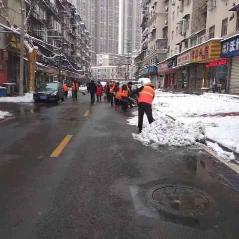 馨飞雪公司出动全体环卫工人，在鹦鹉街迎战初雪保整洁