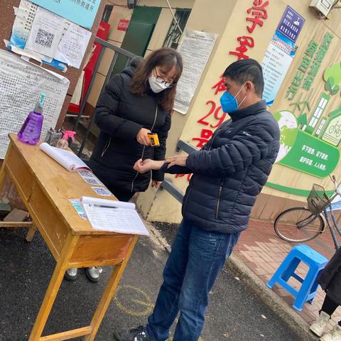 胜利桥街道纪工委书记贾真在学军路社区指导居民扫码