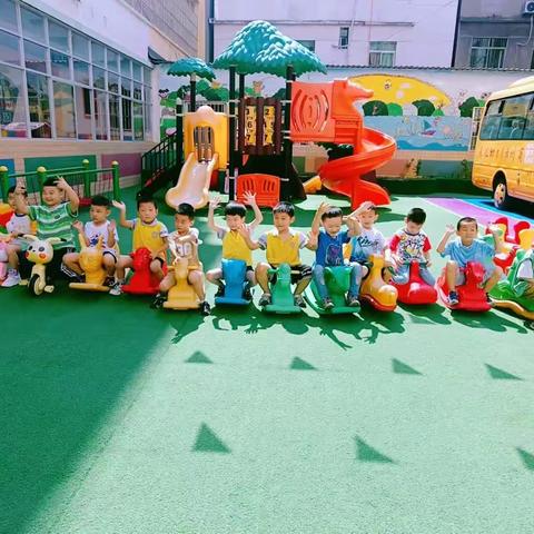 中一班《快乐童年，温馨家园》本周成长册