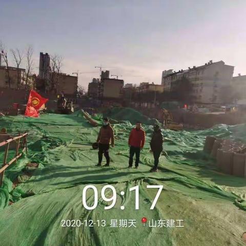 重污染天气红色预警期间，南辛庄网格员巡查辖区工地。