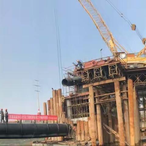 [武水集团]工程公司 _堤角水厂取水口迁改工程取水船摇臂管顺利合拢！