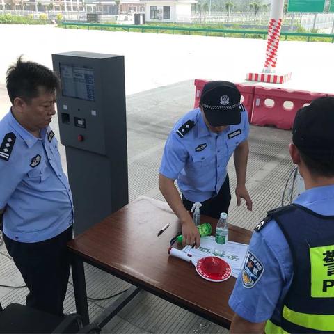 【东油分局】副局长王贺平、治安大队大队长岳玉磊对卡口及派出所进行慰问和检查。