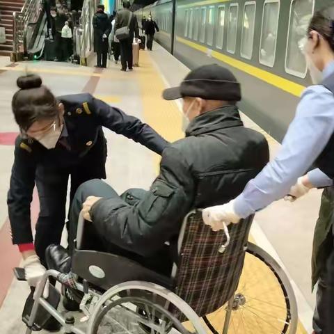 ［天山雪莲号］敬畏铁路规章，为旅客安全添保障