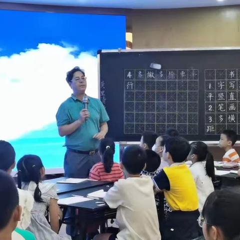 义务授课忙  情暖学生心——龙华小学钢毛笔字托管班暑期义务授课