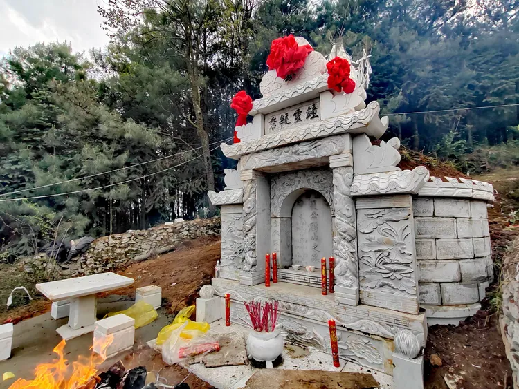 修坟记