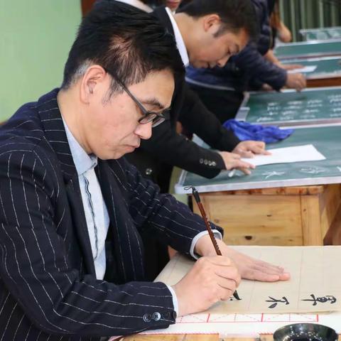 笔墨幽香沁师魂， 百花争艳展芳华———汉丰八校教师才艺比赛纪实