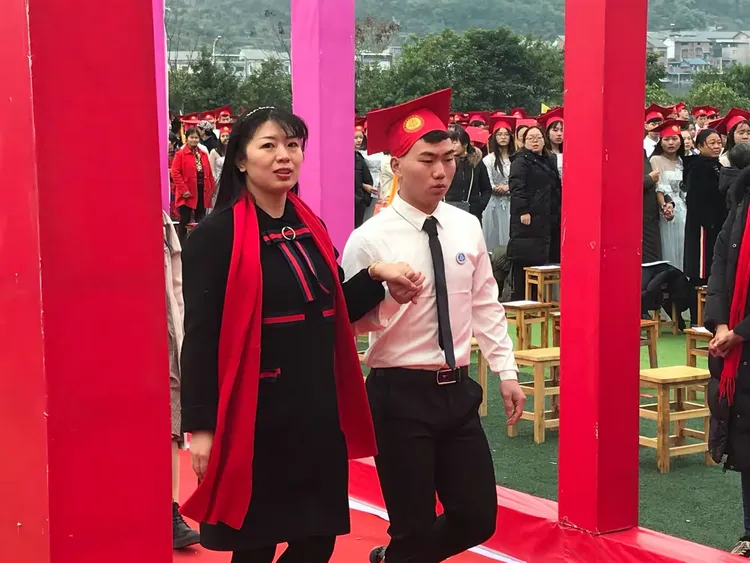 开州区丰乐中学隆重举行高2019级学生十八岁成人礼