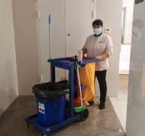 认真做好保洁车卫生用具摆放和使用