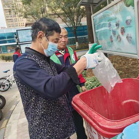 为进一步增强居民对有害垃圾分类知识的理解，促使居民能够积极参与分类的行动中来，11月6日新河湾花园开展