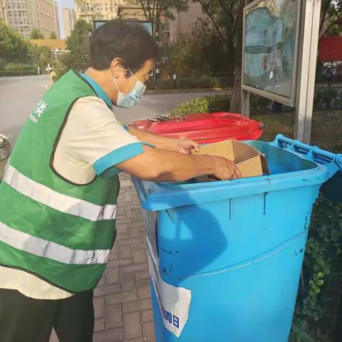 祥泰新河湾花园利用便民服务日活动，宣传可回收物垃圾分类。