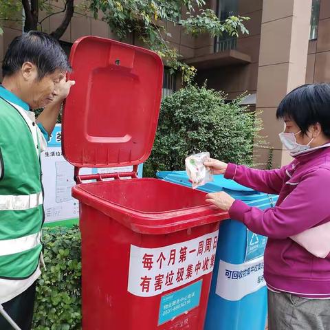 2022年10月2号新河湾花园集中开展了“有害垃圾收集日”主题的宣传活动。