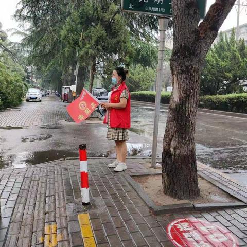 光明路小学站好“护学岗”，撑起“平安伞”——五（一）班家长护学岗掠影