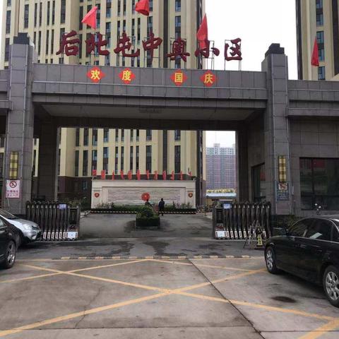 丽华西路支行利用周末时间深入小区向小区居民介绍建行全渠道收缴热费流程