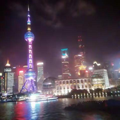 参观上海迪士尼小镇 城隍庙商城 上海东外滩 登环球金融中心94层 乘船夜游黄浦江