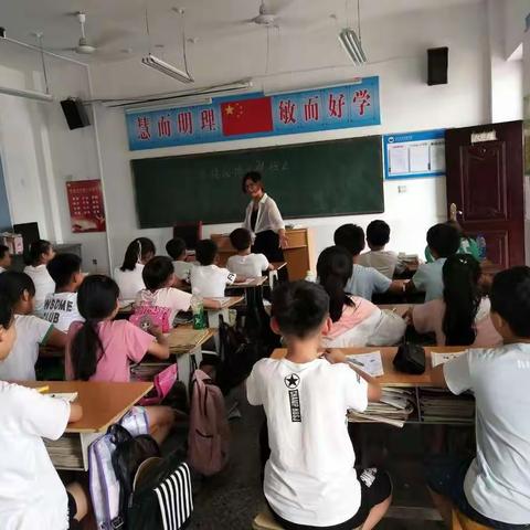 东王坊小学节能减排主题班会。