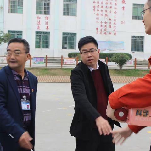 深圳市龙岗区水径小学向述锋主任一行四人赴长石小学开展教研培帮扶活动