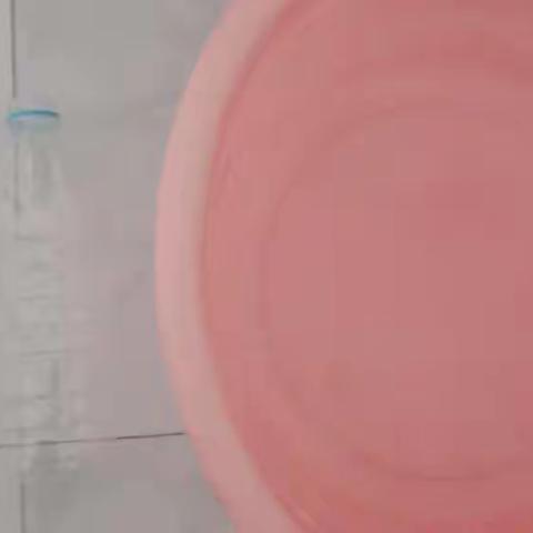心连心幼儿园，小中班科学小实验《瓶子吃球》