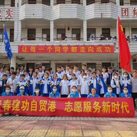 东郊镇开展“学习雷锋，你我参与”－美化家园活动