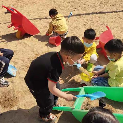 有趣的沙水池    兰山街道第二中心幼儿园-小一班