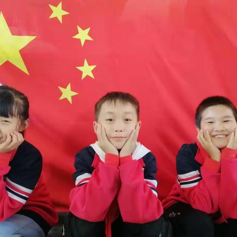 峪口小学“我与国旗合个影”主题活动