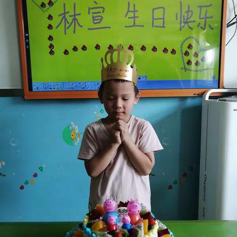 祝晨艺幼儿园大一班张林宣小朋友生日快乐！