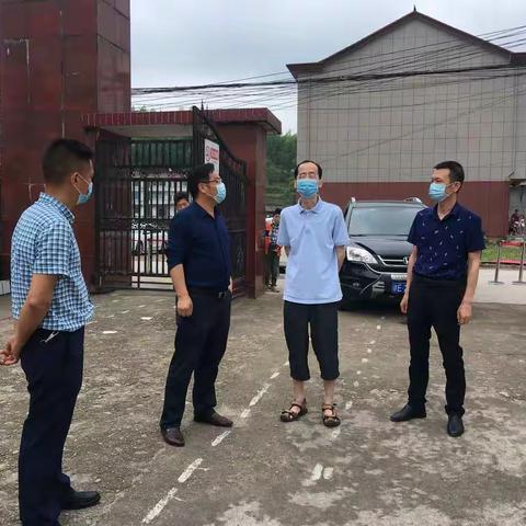 广信区副区长霍峰到应家小学检查返校复学工作