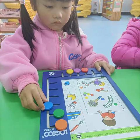 七彩阳光幼儿园苗苗年级逻辑狗社团活动