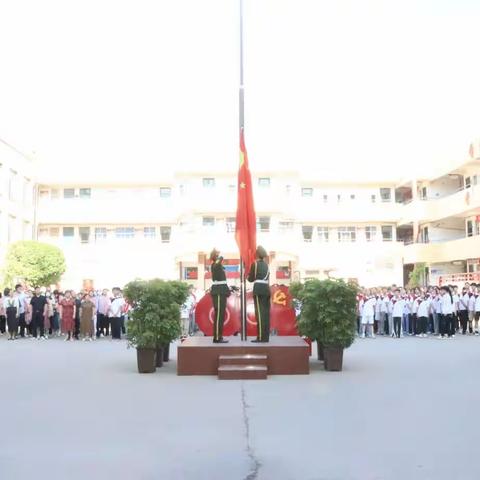 缤纷“毕业季”，浓浓“感恩情”——鄢陵县初级中学主题升旗仪式