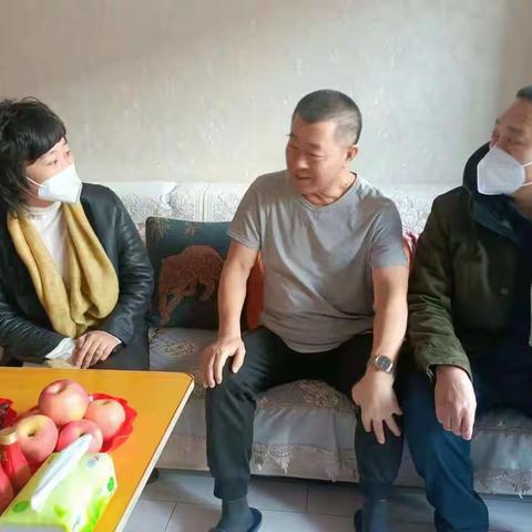 校领导春节前开展走访慰问老校长老教师活动