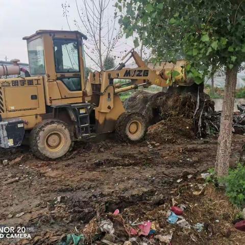 无惧风雨  脚踏实地———东庄镇人居环境冒雨行进