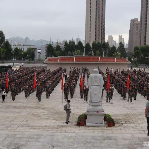 鲜衣怒马少年行，红旗飘扬志气显                          ——龙岩一中锦山学校高一（6）班拉练小记