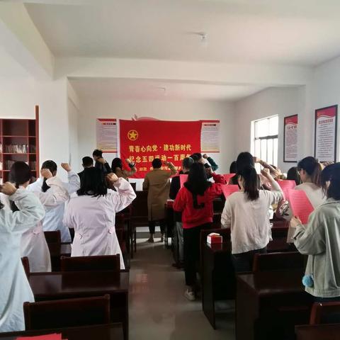 高举团旗跟党走，立足岗位献青春。