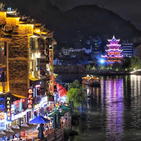 灯火万家城四畔，古城夜色美如画