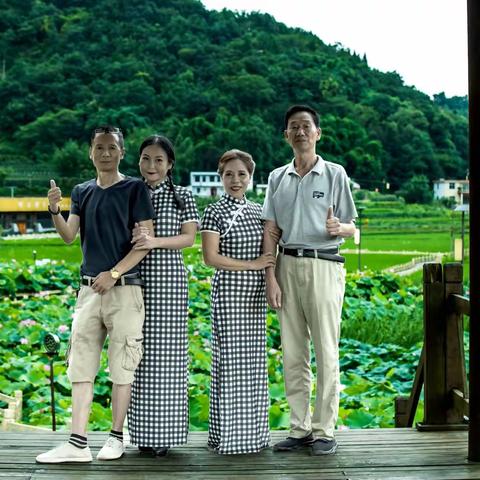 分享：高县荷花飘香绘美景，醉古装美女！