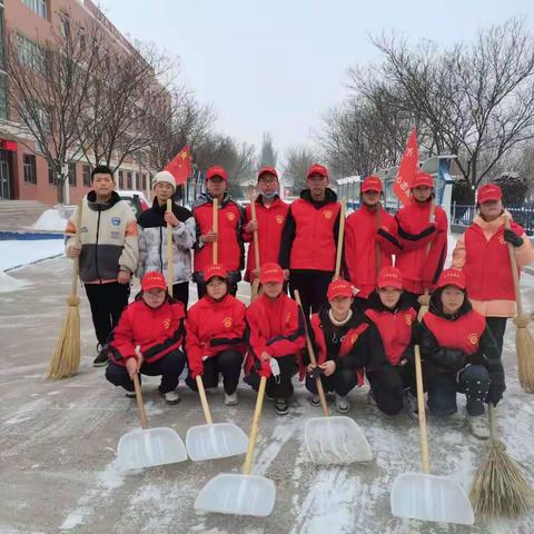 【相约冬奥——扛红旗、当先锋】张家口市万全区第三初级中学师生代表忘却寒冷、清扫积雪