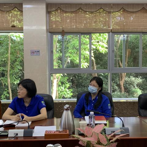 欧阳底梅总园艺师主持召开了市公园管理中心森林质量精准提升工程薇甘菊防治技术培训会。