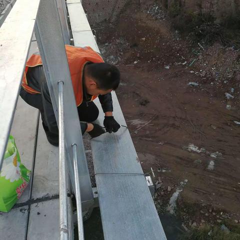 石太线危桥改造换梁施工结束后，寿阳车间干部职工不顾疲劳继续战斗，督促中铁六局对既有电缆进行…（副本）