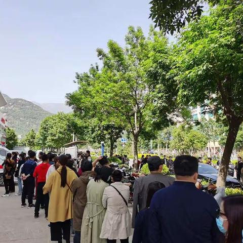 打新冠疫苗。有四五百人吧