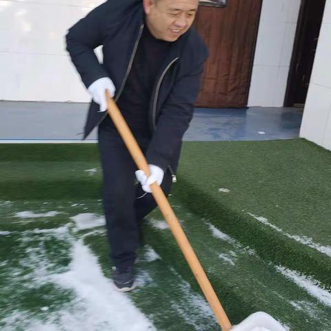 吴仓堡中心小学全体教师开学初开展清扫校园积雪活动