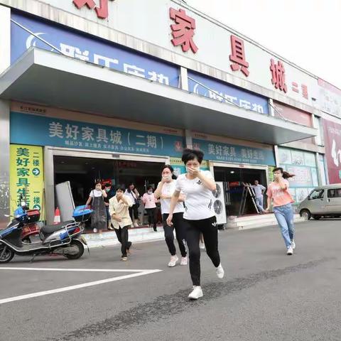 长江市场举行“安全生产月”消防演练活动